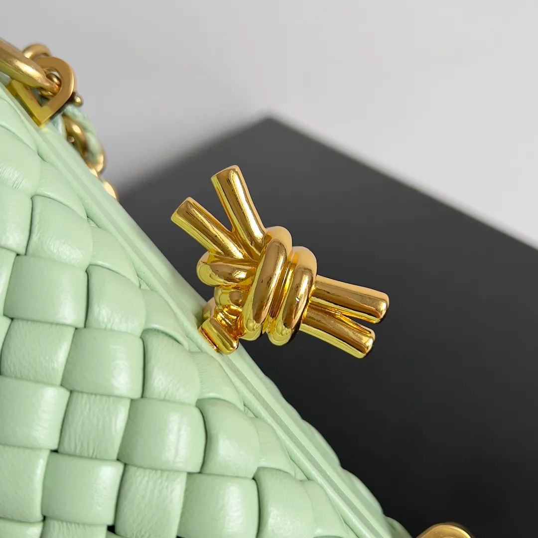 Batch 2260 BOTTEGA VENETA KNOT evening bag chain version for women is now on the market! Delicate and elegant, soft and powerful, this bag is definitely a representative of intellectual women. As an evergreen model of BV, the blessing of the chain is the icing on the cake. The classic weaving once again interprets the unique craftsmanship (the chain can be disassembled separately). Style number: 776662 Size: 19*11.5*5cm
